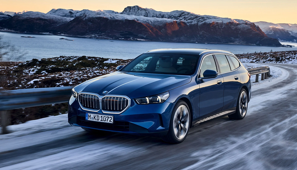 BMW-520d-xDrive-Touring-2024-Front.webp